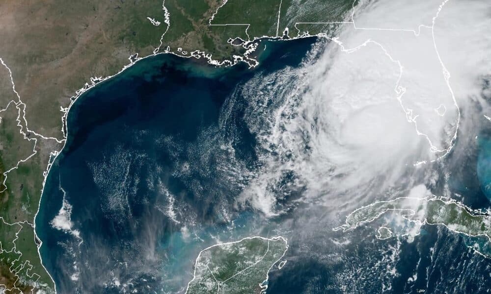 Fotografía satelital cedida por la Oficina Nacional de Administración Oceánica y Atmosférica (NOAA) a través del Centro Nacional de Huracanes (NHC) estadounidense donde se muestra la localización del huracán Milton este miércoles, en el Golfo de México. EFE/ Oficina Nacional de Administración Oceánica y Atmosférica