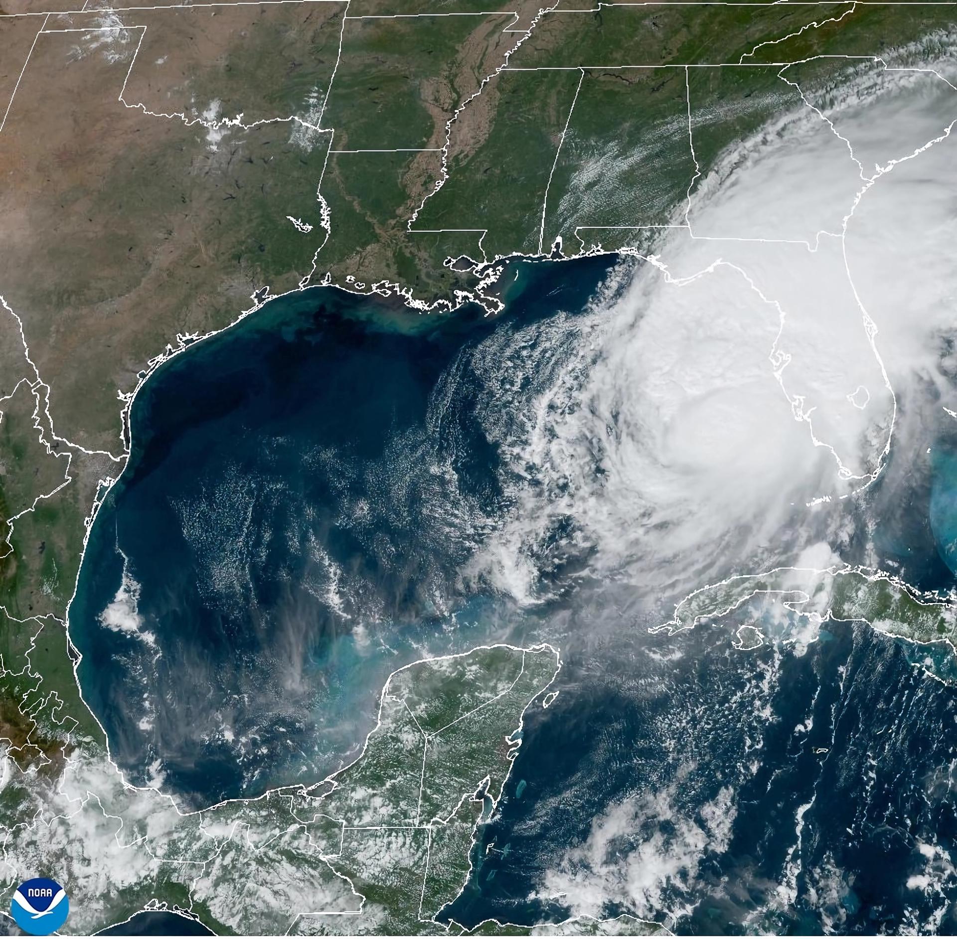 Fotografía satelital cedida por la Oficina Nacional de Administración Oceánica y Atmosférica (NOAA) a través del Centro Nacional de Huracanes (NHC) estadounidense donde se muestra la localización del huracán Milton este miércoles, en el Golfo de México. EFE/ Oficina Nacional de Administración Oceánica y Atmosférica