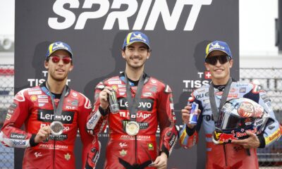 El piloto italiano Francesco Bagnaia (C), ganador de la carrera al sprint, posa en el podio con su compañero de equipo y segundo clasificado Enea Bastianini (I) y el tercer clasificado del Gresini Racing Marc Márquez (D). de EFE/EPA/FRANCK ROBICHON