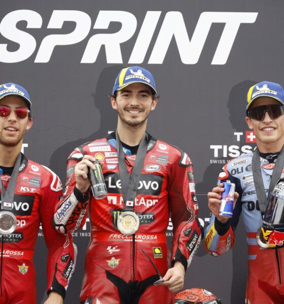 El piloto italiano Francesco Bagnaia (C), ganador de la carrera al sprint, posa en el podio con su compañero de equipo y segundo clasificado Enea Bastianini (I) y el tercer clasificado del Gresini Racing Marc Márquez (D). de EFE/EPA/FRANCK ROBICHON