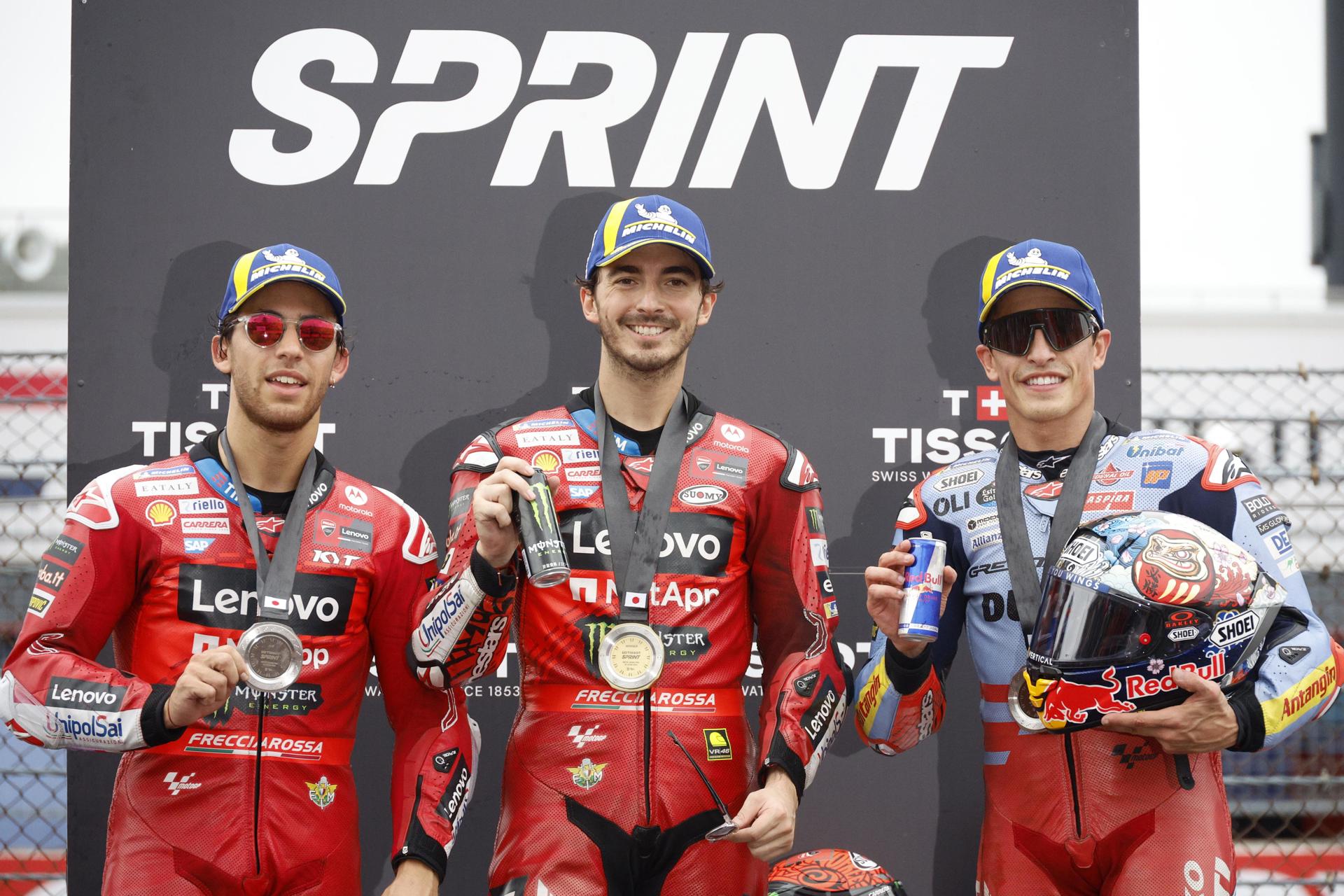 El piloto italiano Francesco Bagnaia (C), ganador de la carrera al sprint, posa en el podio con su compañero de equipo y segundo clasificado Enea Bastianini (I) y el tercer clasificado del Gresini Racing Marc Márquez (D). de EFE/EPA/FRANCK ROBICHON