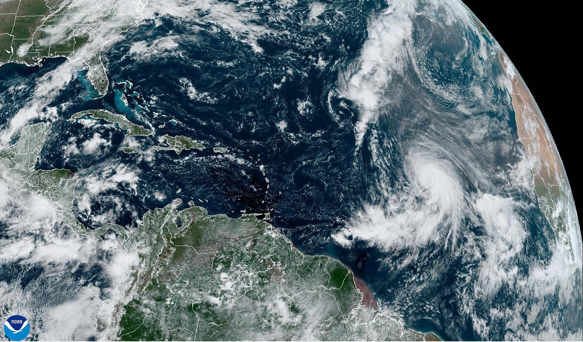 Fotografía satelital cedida este martes por la Oficina Nacional de Administración Oceánica y Atmosférica (NOAA) a través del Centro Nacional de Huracanes (NHC) estadounidense donde se muestra la localización de la tormenta tropical Kirk (abajo) en el Atlántico. EFE/NOAA-NHC