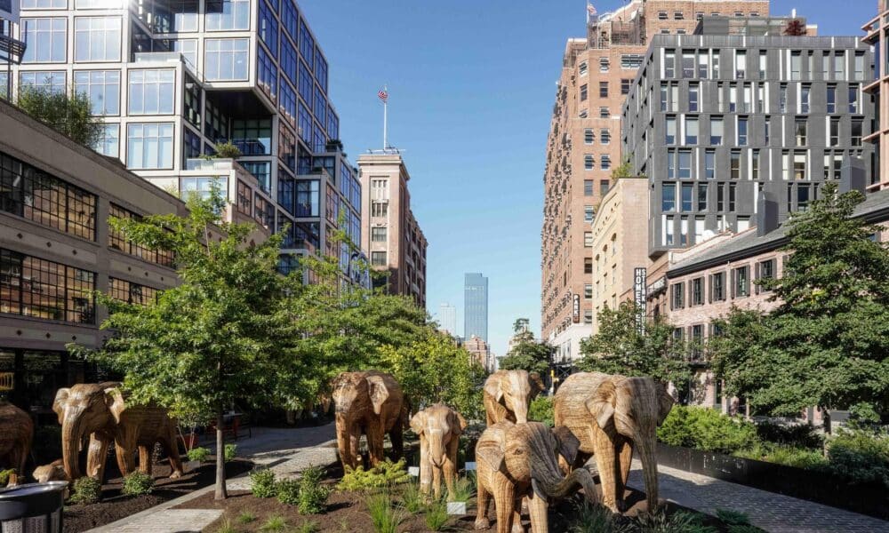 Fotografía sin fecha específica, cedida por Mark Warne, muestra la instalación de elefantes indios de la exposición 'The Great Elephant Migration', durante su inauguración en Nueva York (EE.UU.). EFE/ Mark Warne SÓLO USO EDITORIAL/SÓLO DISPONIBLE PARA ILUSTRAR LA NOTICIA QUE ACOMPAÑA (CRÉDITO OBLIGATORIO)