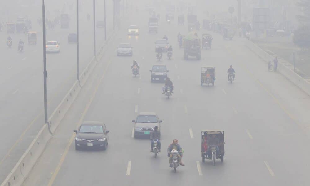 Personas viajan en coches y motocicletas bajo la nube de contaminación en Lahore (Pakistán), en una fotografía de archivo. EFE/ Rahat Dar