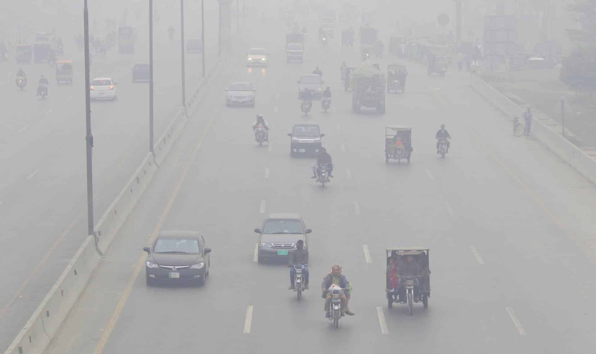 Personas viajan en coches y motocicletas bajo la nube de contaminación en Lahore (Pakistán), en una fotografía de archivo. EFE/ Rahat Dar