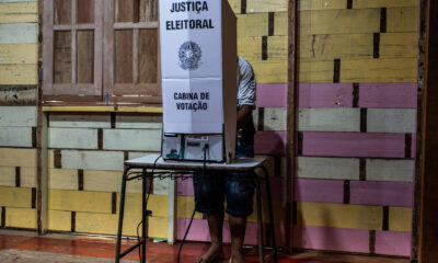 Un residente de la comunidad de Catalão vota durante las elecciones municipales brasileñas este domingo en Iranduba, Amazonas (Brasil). EFE/ Raphael Alves