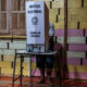 Un residente de la comunidad de Catalão vota durante las elecciones municipales brasileñas este domingo en Iranduba, Amazonas (Brasil). EFE/ Raphael Alves