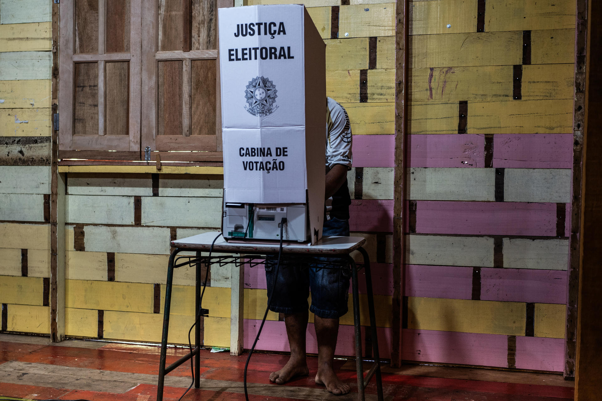 Un residente de la comunidad de Catalão vota durante las elecciones municipales brasileñas este domingo en Iranduba, Amazonas (Brasil). EFE/ Raphael Alves