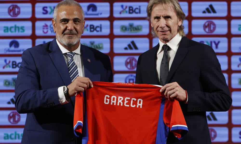 El presidente de la Asociación Nacional de Fútbol Profesional (ANFP) de Chile, Pablo Milad (i) y argentino Ricardo Gareca, en una imagen de archivo. EFE/Elvis González