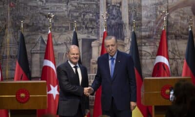 Estambult (Turquía), 19/10/2024.-El canciller alemán, Olaf Scholz (I) y el presidente turco, Recep Tayyip Erdogan (D) en la conferencia de prensa que ofrecieron tras la reunión que celebraron en esta ciudad turca. EFE/EPA/TOLGA BOZOGLU