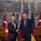 Estambult (Turquía), 19/10/2024.-El canciller alemán, Olaf Scholz (I) y el presidente turco, Recep Tayyip Erdogan (D) en la conferencia de prensa que ofrecieron tras la reunión que celebraron en esta ciudad turca. EFE/EPA/TOLGA BOZOGLU