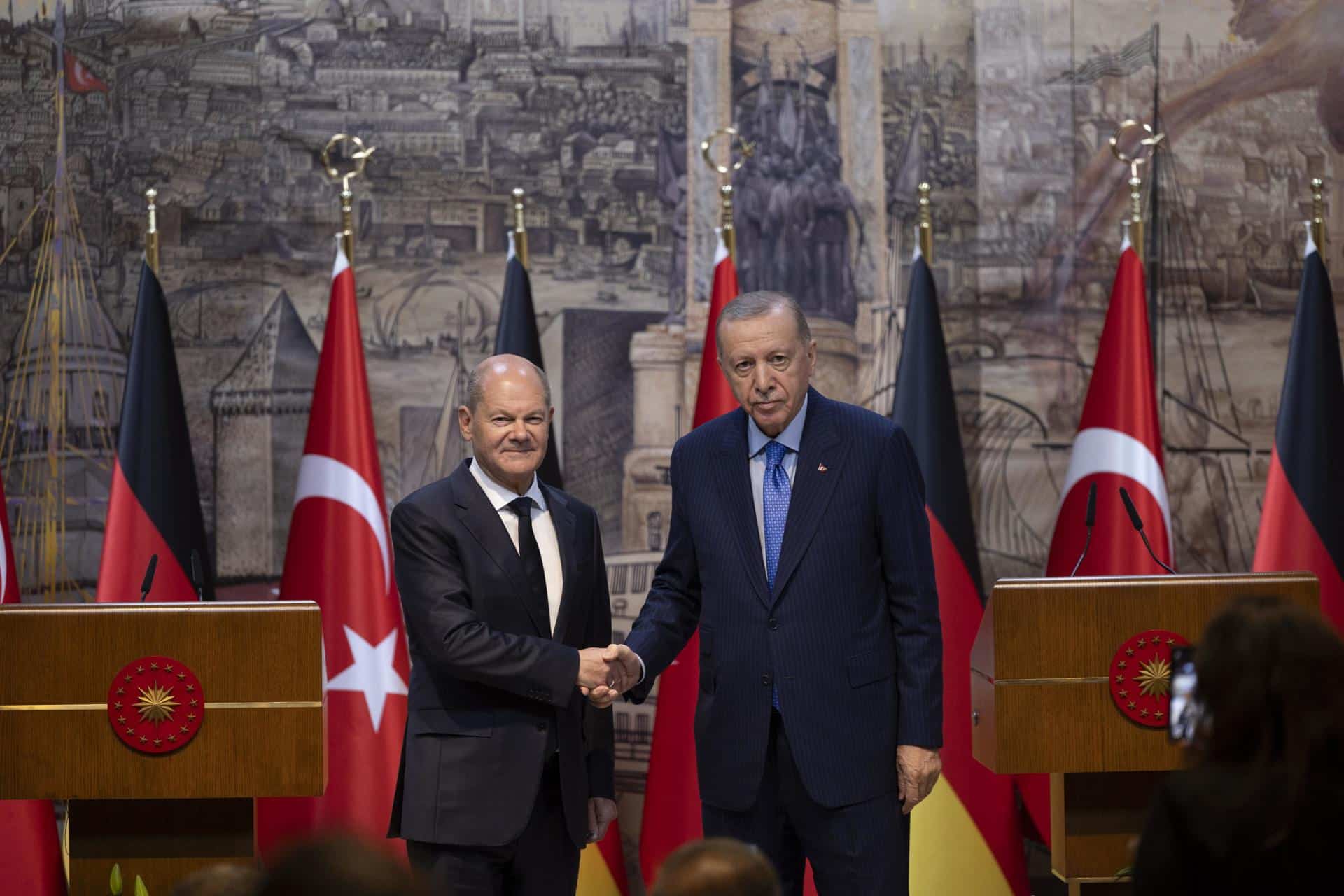 Estambult (Turquía), 19/10/2024.-El canciller alemán, Olaf Scholz (I) y el presidente turco, Recep Tayyip Erdogan (D) en la conferencia de prensa que ofrecieron tras la reunión que celebraron en esta ciudad turca. EFE/EPA/TOLGA BOZOGLU