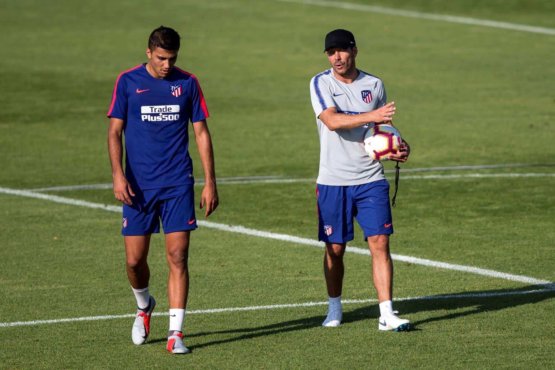 Rodrigo Hernández y Simeone, en una foto de archivo en un entrenamiento del Atlético de Madrid en julio de 2018. EFE / Rodrigo Jimenez