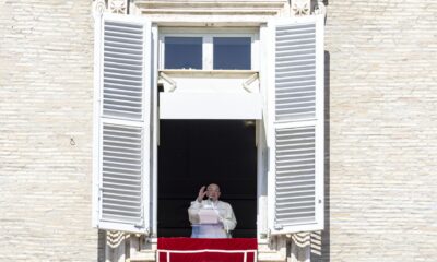 Vatican City (Vatican City State (holy See)), 06/10/2024.- Pope Francis addresses the crowd from the window of the Apostolic Palace overlooking Saint Peter's Square during the Angelus prayer, Vatican City, 06 October 2024. (Papa) EFE/EPA/MASSIMO PERCOSSI