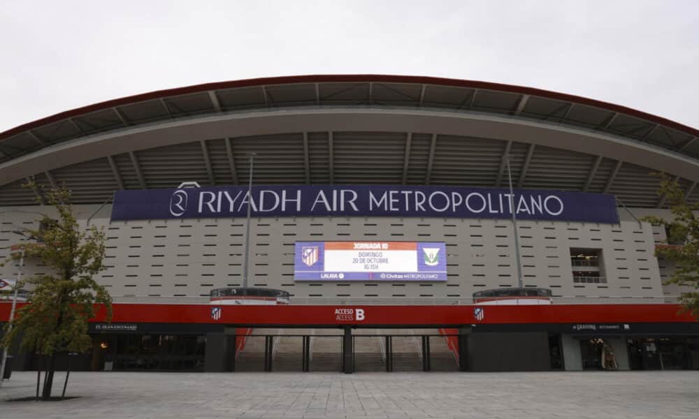 Vista del exterior del estadio Riyadh Air Metropolitano este miércoles, en el que el Atlético de Madrid confirmó oficialmente el nuevo nombre de su estadio hasta 2033, Riyadh Air Metropolitano, que sustituye a Cívitas. EFE/ Blanca Millez