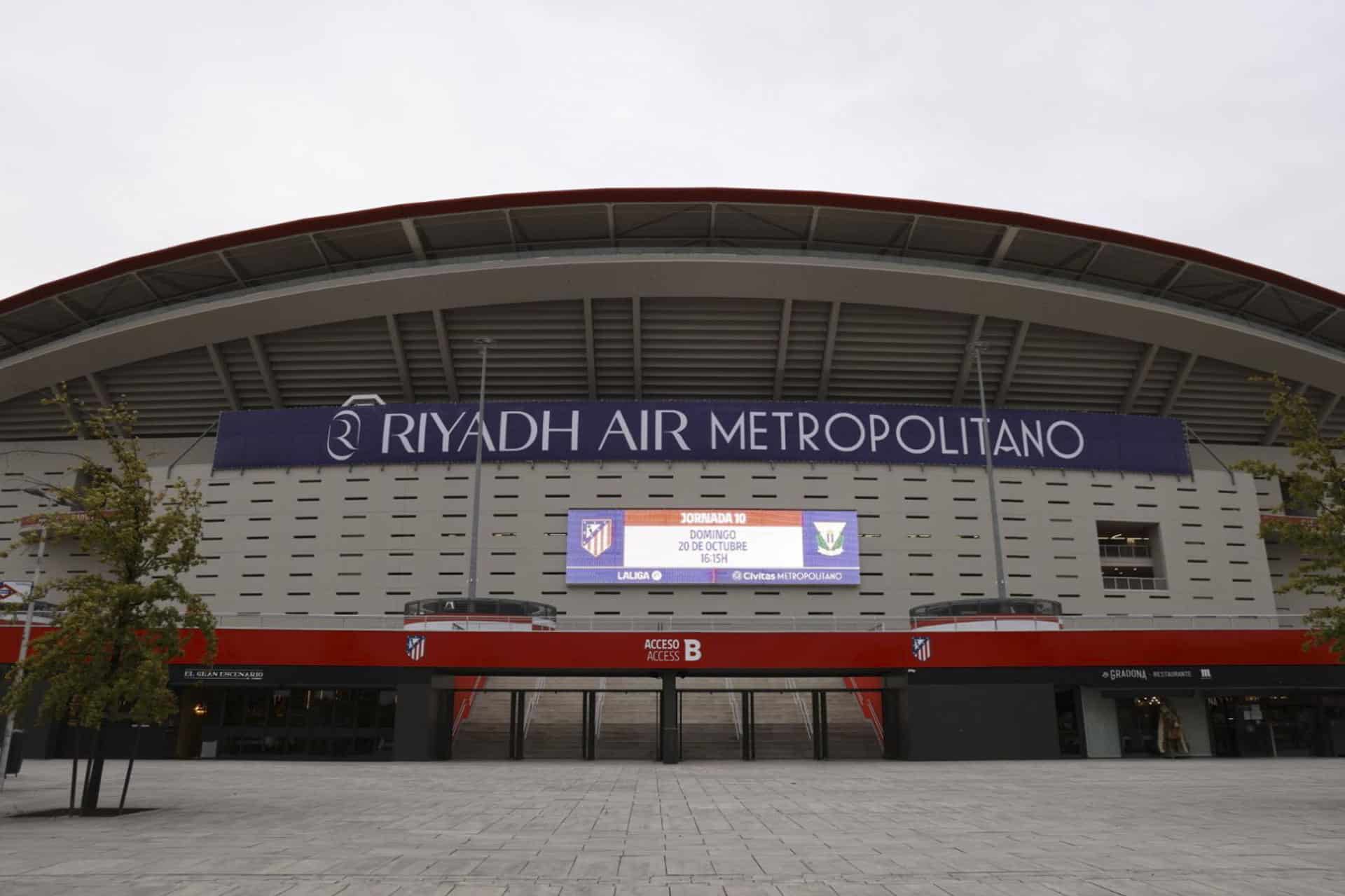 Vista del exterior del estadio Riyadh Air Metropolitano este miércoles, en el que el Atlético de Madrid confirmó oficialmente el nuevo nombre de su estadio hasta 2033, Riyadh Air Metropolitano, que sustituye a Cívitas. EFE/ Blanca Millez