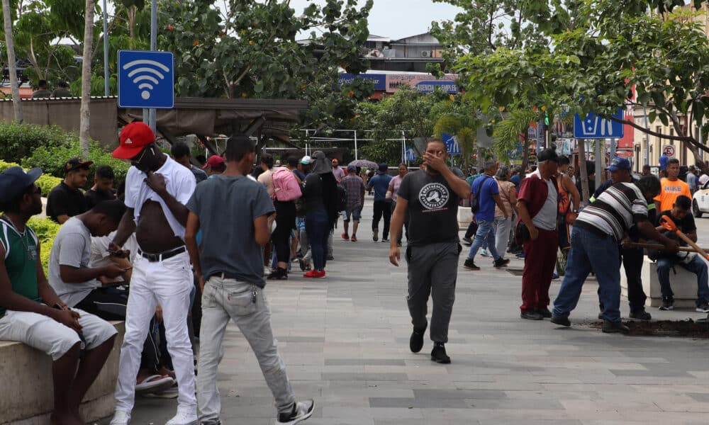 Migrantes permanecen este miércoles en las principales plazas públicas y calles del municipio de Tapachula en el estado de Chiapas (México). EFE/Juan Manuel Blanco