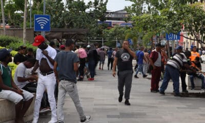 Migrantes permanecen este miércoles en las principales plazas públicas y calles del municipio de Tapachula en el estado de Chiapas (México). EFE/Juan Manuel Blanco