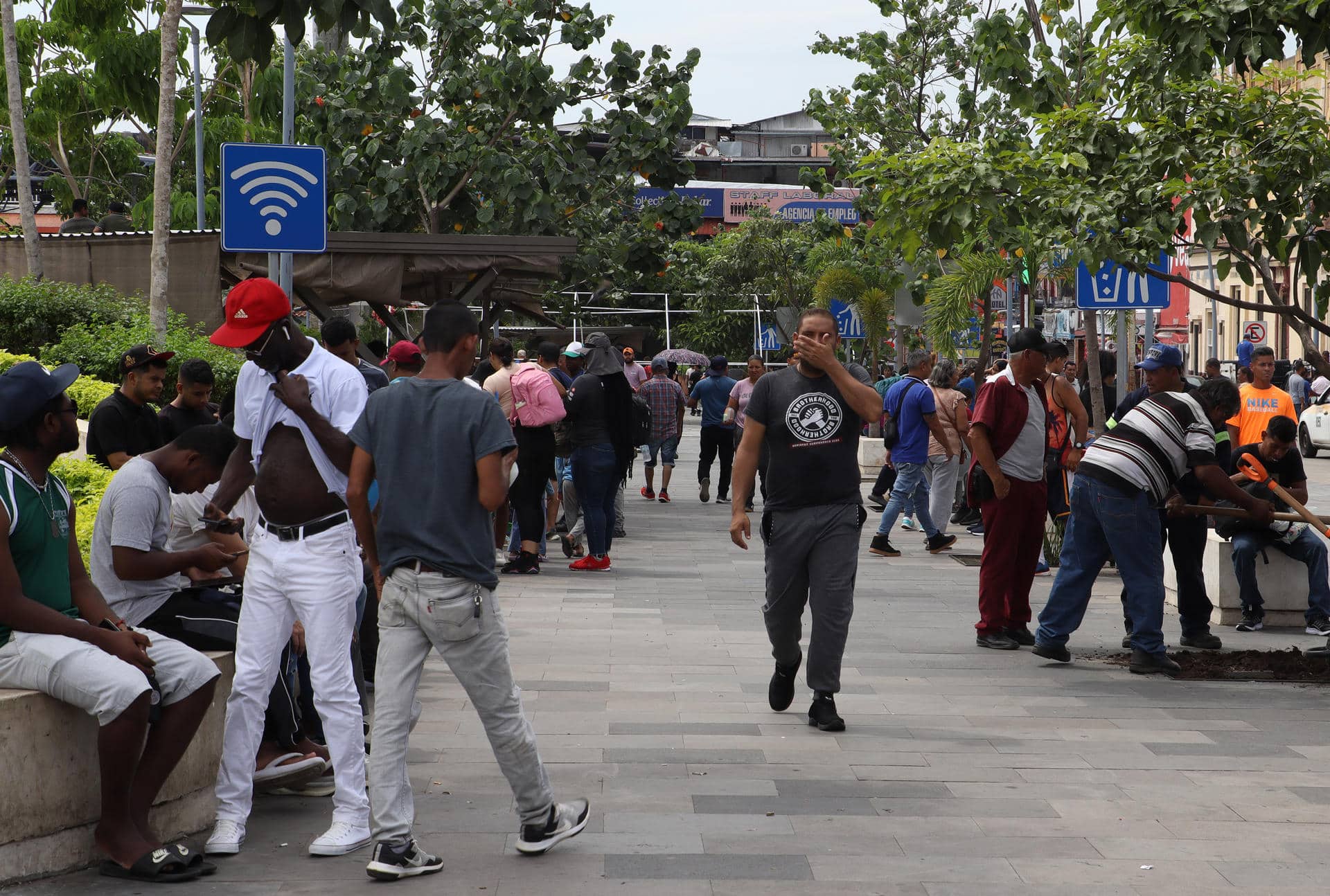 Migrantes permanecen este miércoles en las principales plazas públicas y calles del municipio de Tapachula en el estado de Chiapas (México). EFE/Juan Manuel Blanco