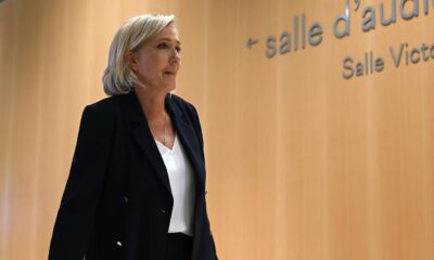 La líder de la extrema derecha francesa Marine Le Pen este lunes en el juicio en su contra por malversación de fondos del Parlamento Europeo. EFE/EPA/JULIEN MATTIA