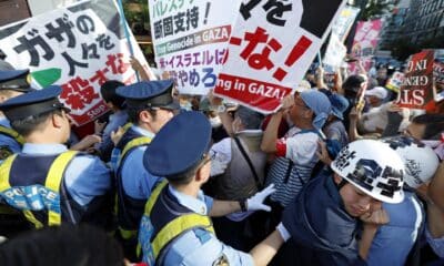 Manifestantes se enfrentan a la policía durante una manifestación contra las operaciones militares de Israel en Gaza y Líbano cerca de la Embajada de Israel en Tokio, el 7 de octubre de 2024. EFE/EPA/FRANCK ROBICHON