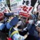 Manifestantes se enfrentan a la policía durante una manifestación contra las operaciones militares de Israel en Gaza y Líbano cerca de la Embajada de Israel en Tokio, el 7 de octubre de 2024. EFE/EPA/FRANCK ROBICHON