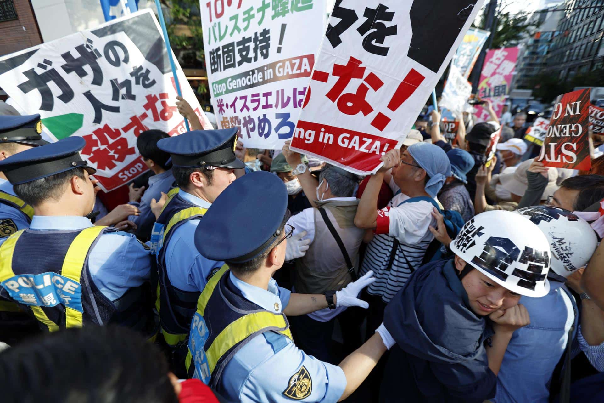 Manifestantes se enfrentan a la policía durante una manifestación contra las operaciones militares de Israel en Gaza y Líbano cerca de la Embajada de Israel en Tokio, el 7 de octubre de 2024. EFE/EPA/FRANCK ROBICHON