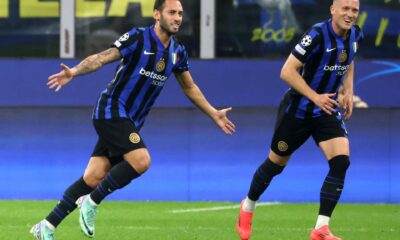 El jugador del Inter Milan Hakan Calhanoglu (I) celebra el 1-0 durante el partido de la segunda jornada de lae UEFA Champions League que han jugado FC Inter y FK Estrella Roja, en Milan, Italia. EFE/EPA/MATTEO BAZZI