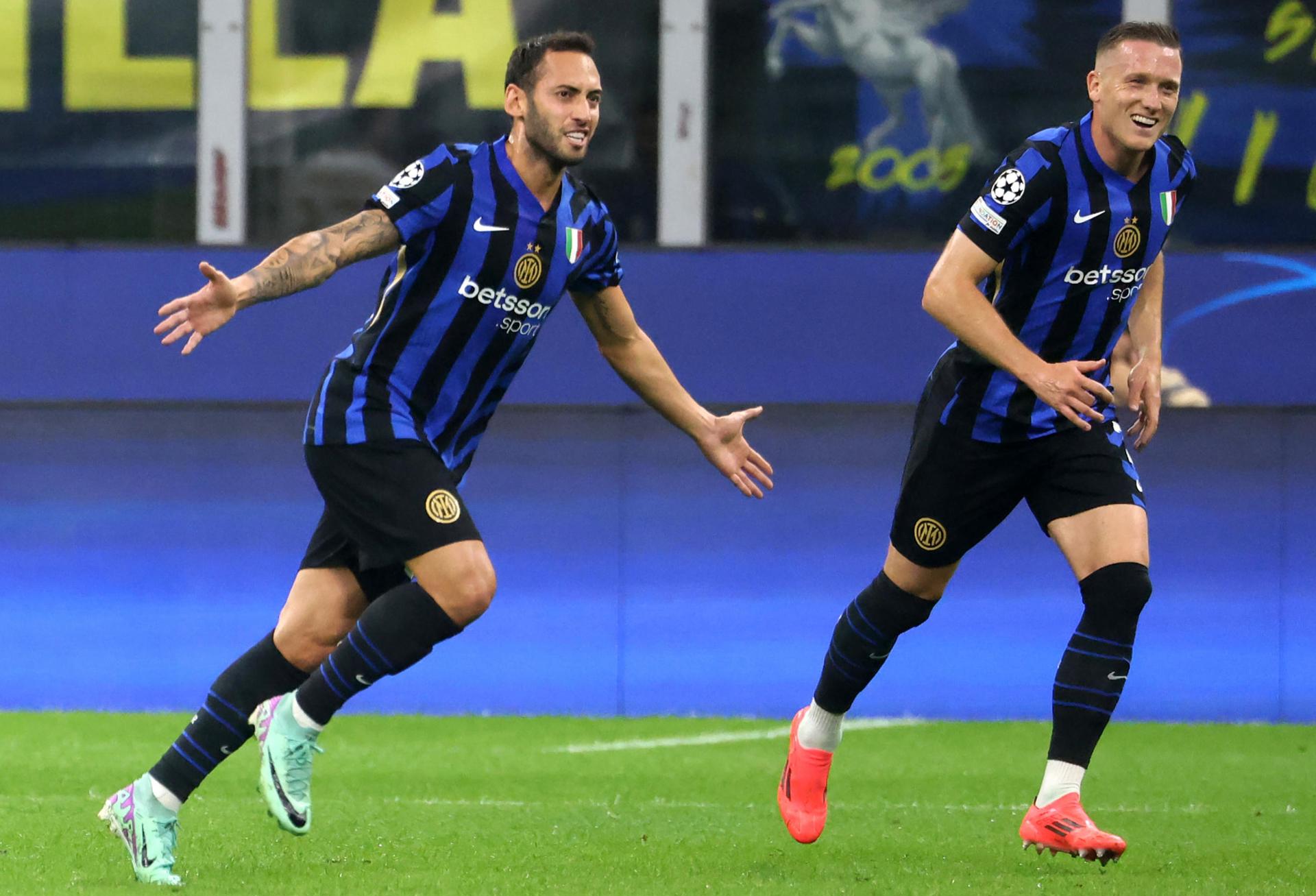 El jugador del Inter Milan Hakan Calhanoglu (I) celebra el 1-0 durante el partido de la segunda jornada de lae UEFA Champions League que han jugado FC Inter y FK Estrella Roja, en Milan, Italia. EFE/EPA/MATTEO BAZZI