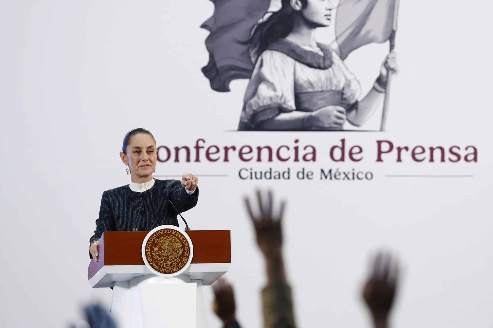 La presidenta de México, Claudia Sheinbaum, habla durante una rueda de prensa este jueves en el Palacio Nacional en la Ciudad de México (México). EFE/ Mario Guzmán