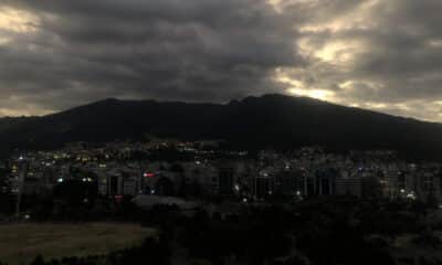 Fotografía del atardecer con el volcán Rucu Pichincha de fondo el 23 de septiembre de 2024, en Quito (Ecuador).EFE/ Fernando Gimeno