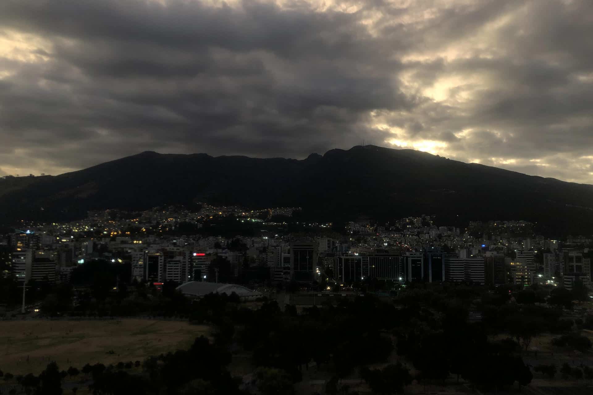 Fotografía del atardecer con el volcán Rucu Pichincha de fondo el 23 de septiembre de 2024, en Quito (Ecuador).EFE/ Fernando Gimeno