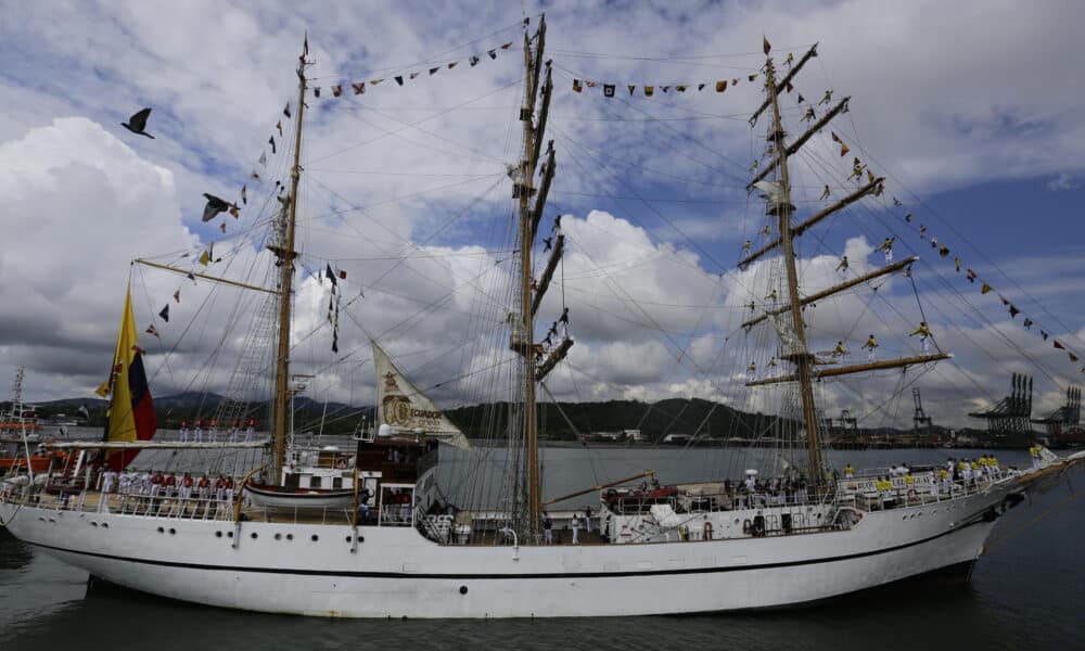 El buque Escuela Guayas, velero de entrenamiento de la Armada del Ecuador, llega al puerto de balboa este 18 de octubre de 2024, en Ciudad de Panamá (Panamá). EFE/Carlos Lemos