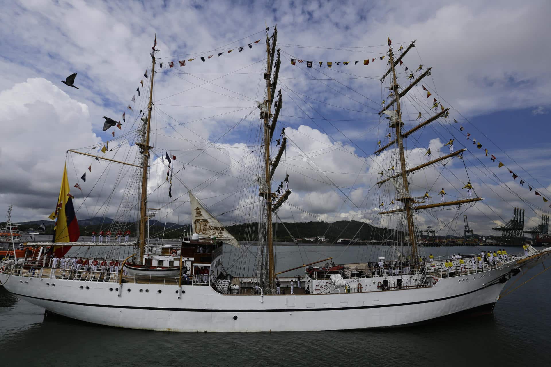 El buque Escuela Guayas, velero de entrenamiento de la Armada del Ecuador, llega al puerto de balboa este 18 de octubre de 2024, en Ciudad de Panamá (Panamá). EFE/Carlos Lemos