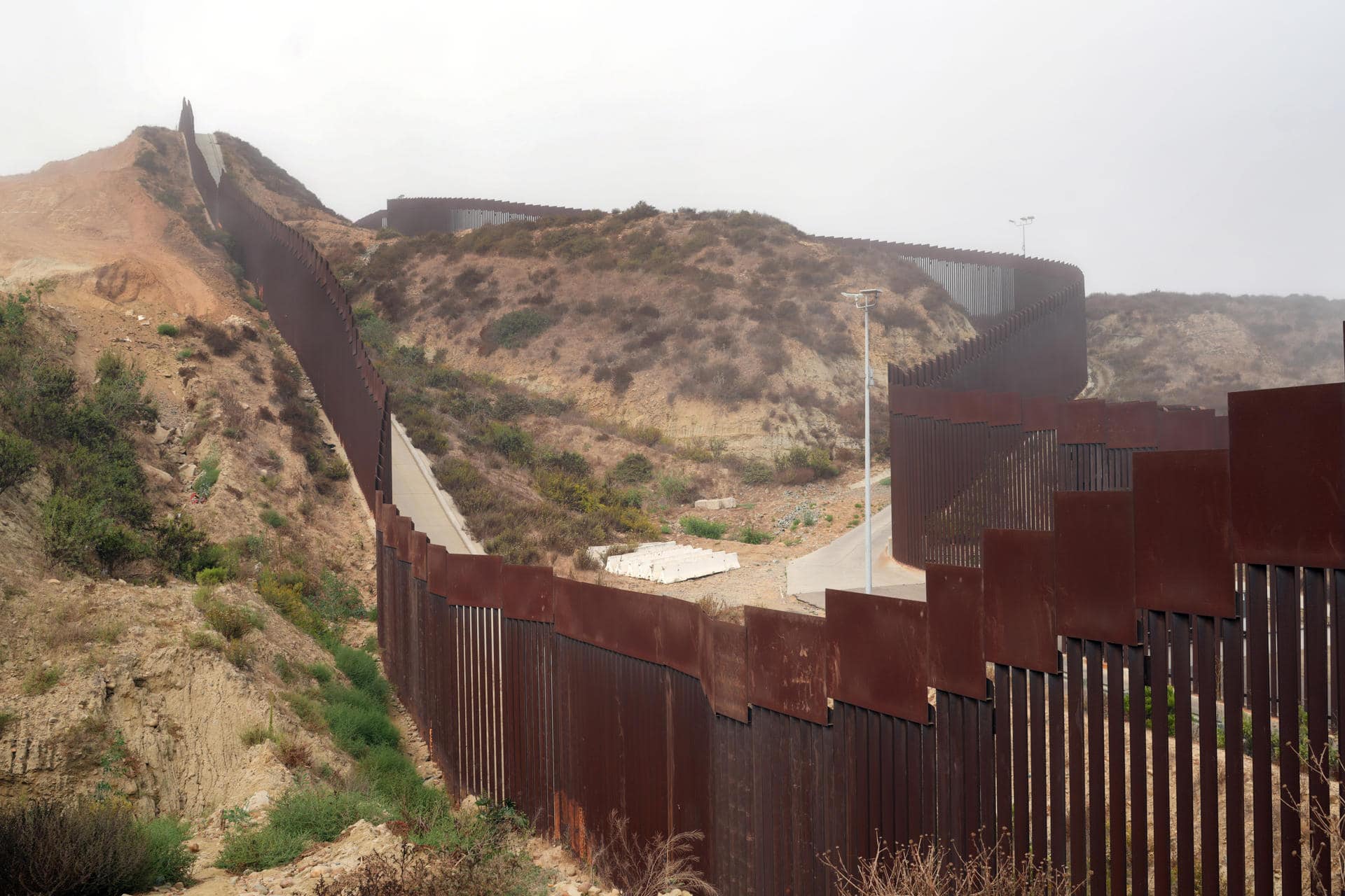 Fotografía del 8 de octubre de 2024 donde se muestra un tramo de la valla fronteriza entre Estados Unidos y México, en San Diego, California (Estados Unidos). EFE/ Manuel Ocaño