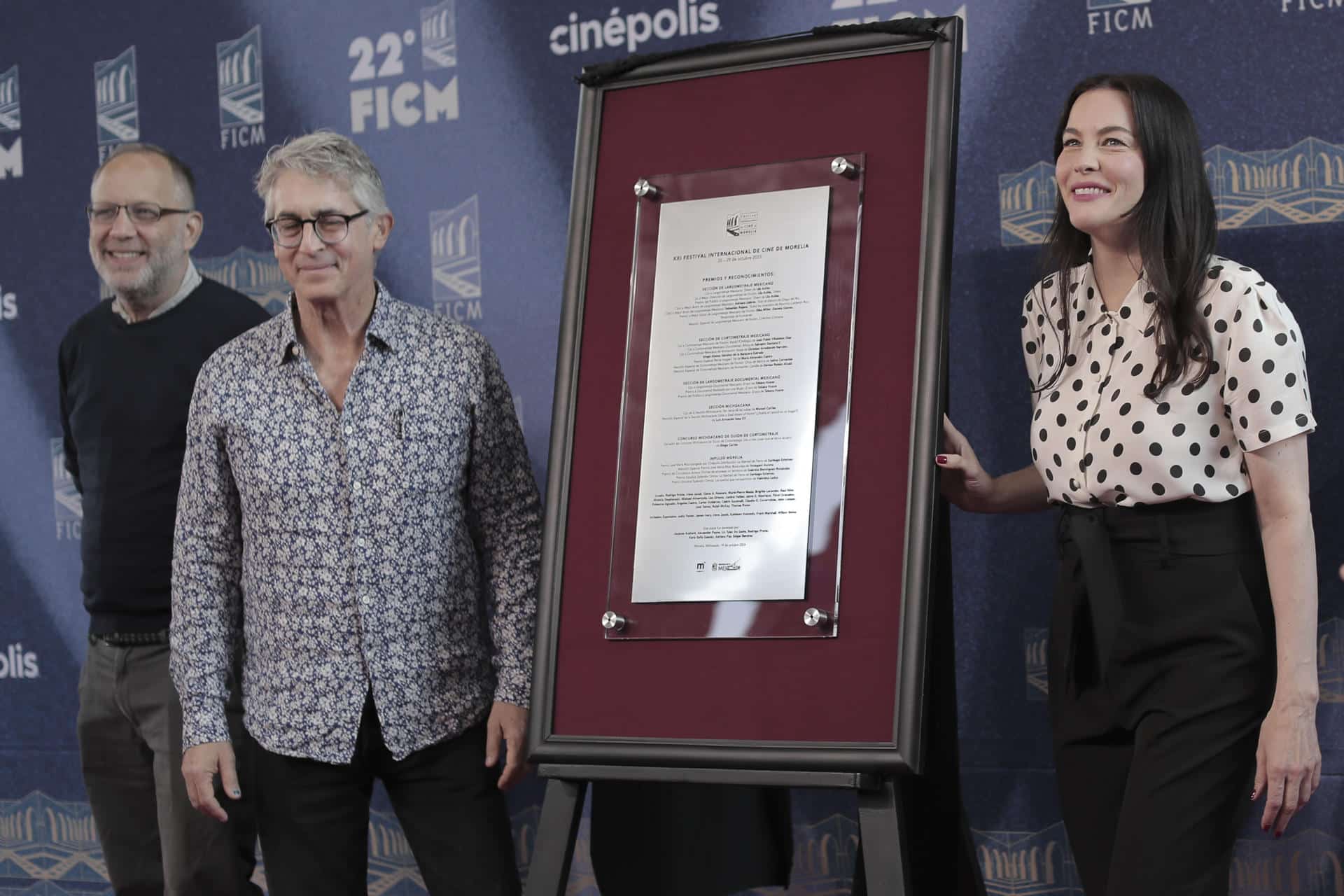 El director de Cine Alexander Payner (2-i), junto a la actriz estadounidense, Liv Tyler, participan durante la revelación de la placa de ganadores de la edición pasada del Festival Internacional de Cine de Morelia, este sábado, en el estado de Michoacán (México). EFE/ Ivan Villanueva