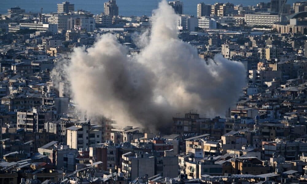 El humo se eleva tras un ataque aéreo israelí contra el Dahye, un suburbio del sur de Beirut (Líbano), el 19 de octubre de 2024. EFE/EPA/STRINGER