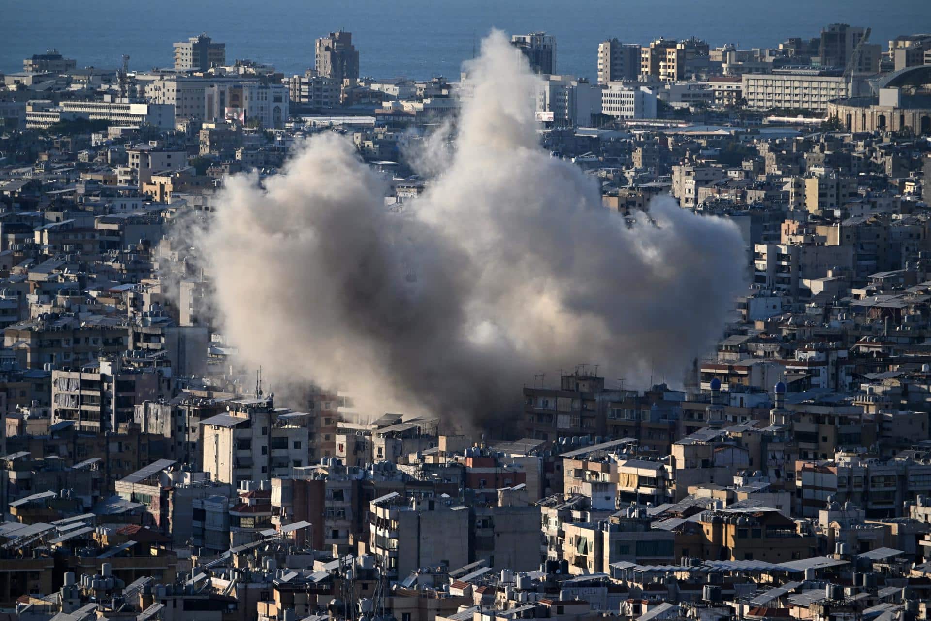 El humo se eleva tras un ataque aéreo israelí contra el Dahye, un suburbio del sur de Beirut (Líbano), el 19 de octubre de 2024. EFE/EPA/STRINGER