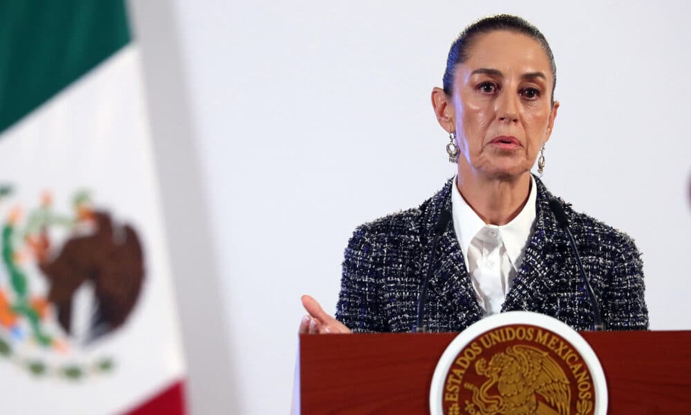 La presidenta de México, Claudia Sheinbaum, habla durante su conferencia de prensa matutina este lunes en Palacio Nacional de la Ciudad de México (México). EFE/Mario Guzmán