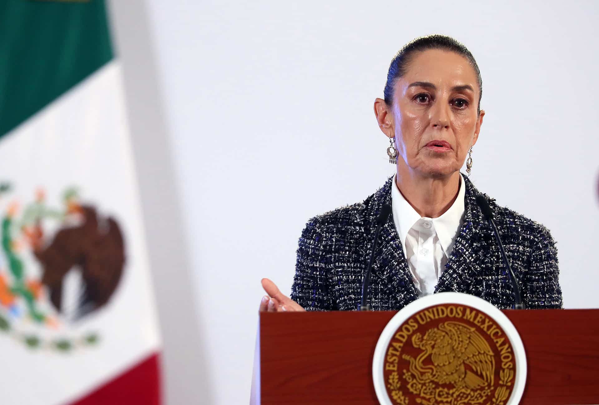 La presidenta de México, Claudia Sheinbaum, habla durante su conferencia de prensa matutina este lunes en Palacio Nacional de la Ciudad de México (México). EFE/Mario Guzmán