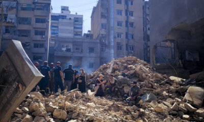 Escombros de un edificio colapsado tras un ataque de Israel ayer en el barrio de Basta de Beirut, en el corazón de la capital. EFE/ Isaac J Martin