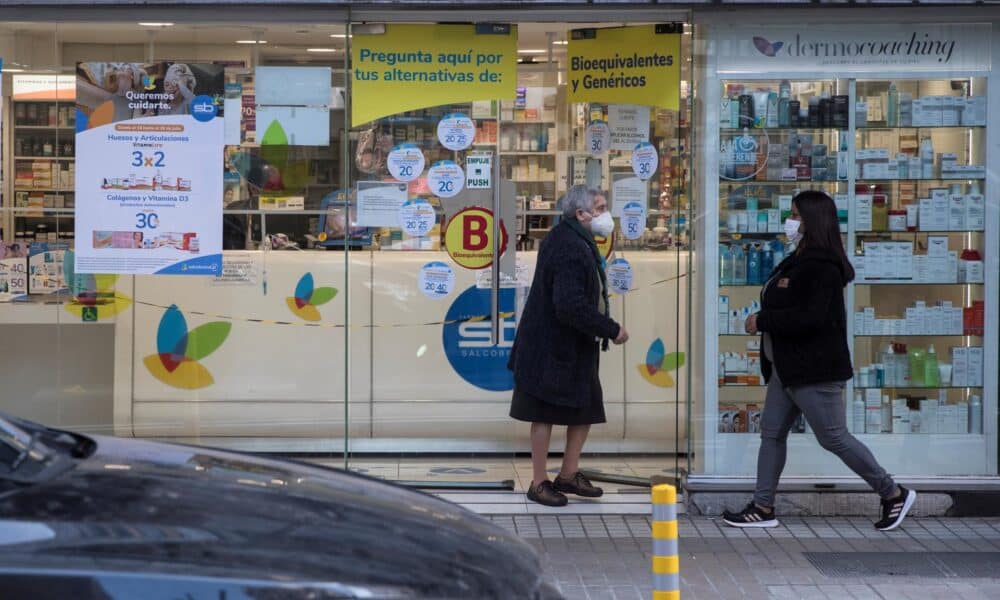 Imagen de archivo de una adulta mayor caminando frente a una farmacia en Santiago de Chile. El país se recuperó en su economía más rápido de lo esperado desde la pandemia de la covid-19. EFE/ Alberto Valdés