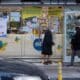 Imagen de archivo de una adulta mayor caminando frente a una farmacia en Santiago de Chile. El país se recuperó en su economía más rápido de lo esperado desde la pandemia de la covid-19. EFE/ Alberto Valdés