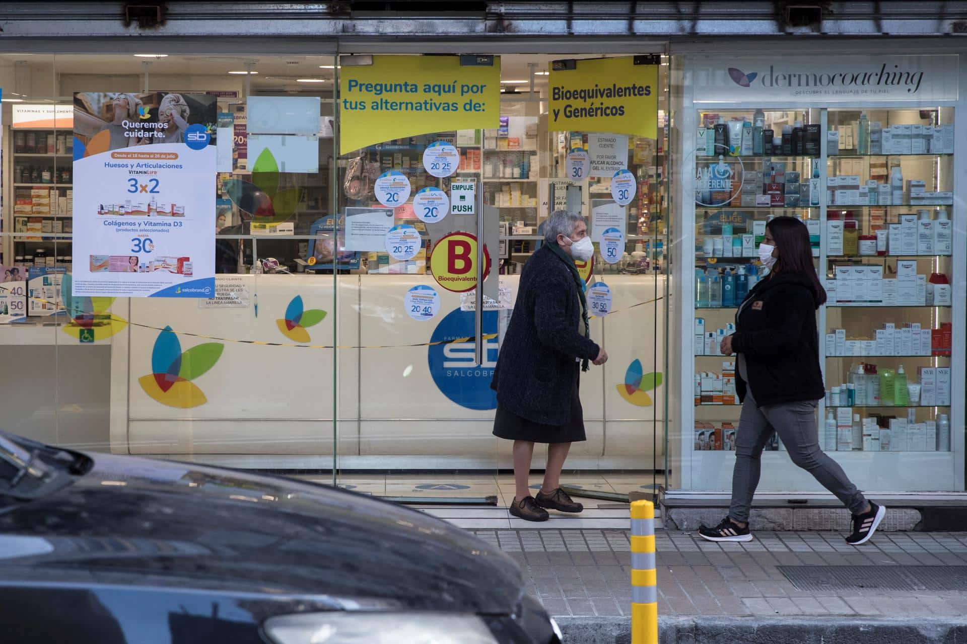 Imagen de archivo de una adulta mayor caminando frente a una farmacia en Santiago de Chile. El país se recuperó en su economía más rápido de lo esperado desde la pandemia de la covid-19. EFE/ Alberto Valdés