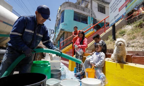 Fotografía de archivo del 24 de septiembre de 2024 de un hombre que llena unos recipientes con agua para repartir entre los ciudadanos debido a la grave sequía que atraviesa el país, en Quito (Ecuador).EFE/ Santiago Fernández