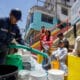 Fotografía de archivo del 24 de septiembre de 2024 de un hombre que llena unos recipientes con agua para repartir entre los ciudadanos debido a la grave sequía que atraviesa el país, en Quito (Ecuador).EFE/ Santiago Fernández