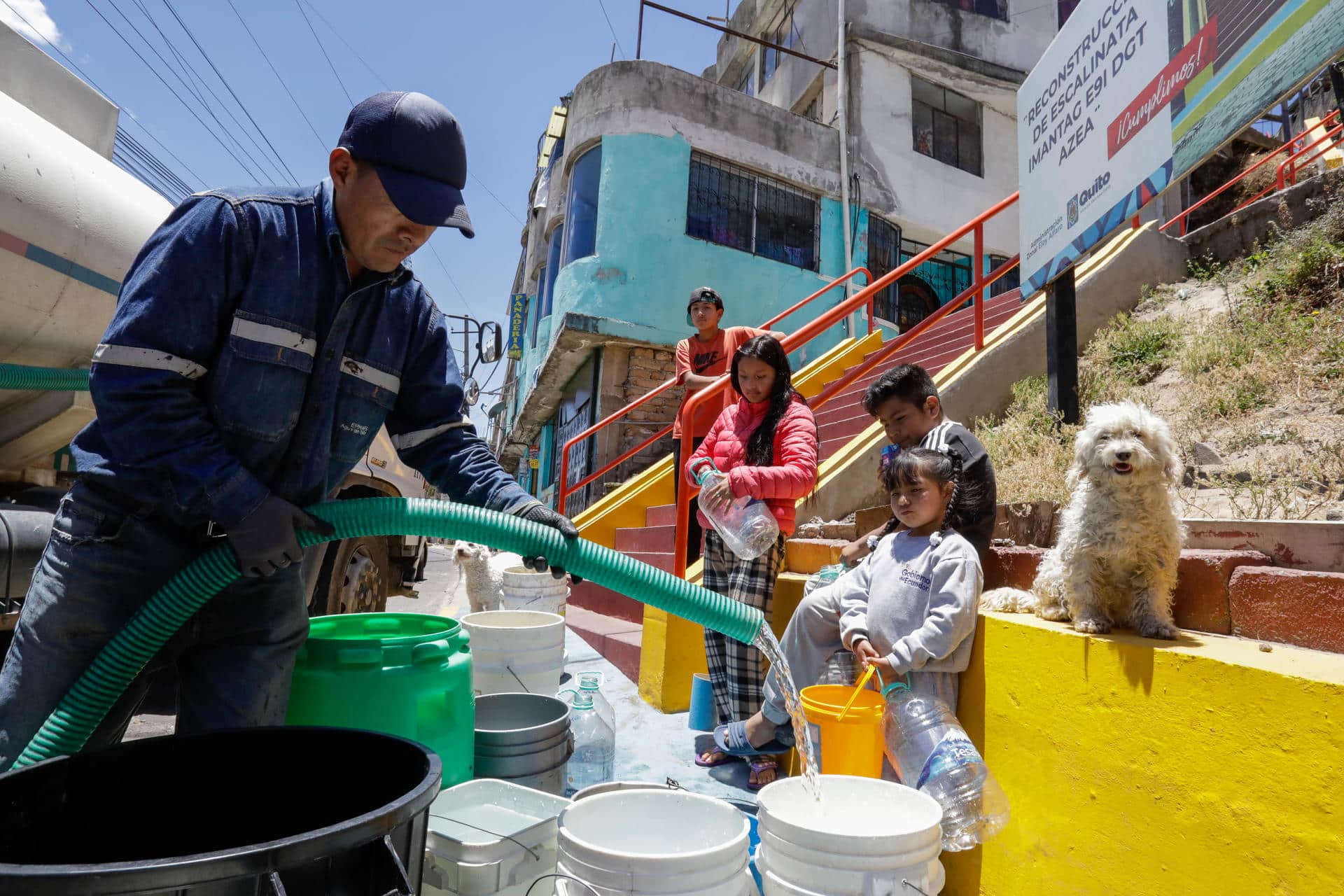 Fotografía de archivo del 24 de septiembre de 2024 de un hombre que llena unos recipientes con agua para repartir entre los ciudadanos debido a la grave sequía que atraviesa el país, en Quito (Ecuador).EFE/ Santiago Fernández