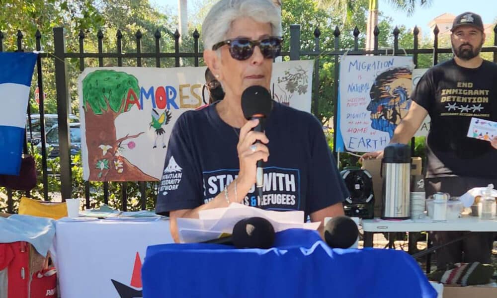 Fotografía cedida por el Comité de Servicio de Amigos Americanos (AFSC) de una activista durante un acto para alentar a los nicaragüenses a votar en las elecciones estadounidenses, este miércoles frente a las oficinas del Servicio de Control de Inmigración y Aduanas (ICE) en Miramar (Estados Unidos).  EFE/ AFSC / SOLO USO EDITORIAL/ SOLO DISPONIBLE PARA ILUSTRAR LA NOTICIA QUE ACOMPAÑA (CRÉDITO OBLIGATORIO)