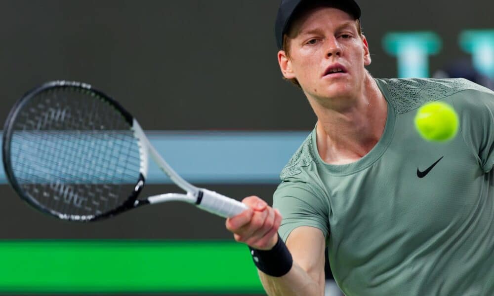 Jannik Sinner durante su partido del Masters 1.000 de Shanghái ante el japonés Taro Daniel. EFE/EPA/ALEX PLAVEVSKI