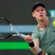 Jannik Sinner durante su partido del Masters 1.000 de Shanghái ante el japonés Taro Daniel. EFE/EPA/ALEX PLAVEVSKI